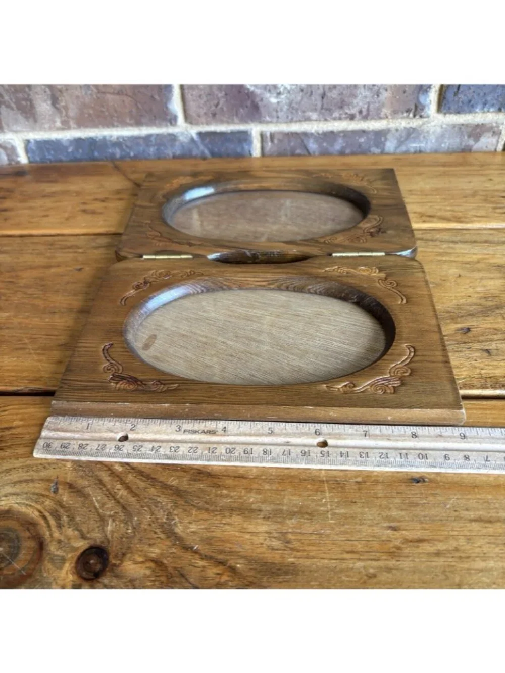 Unbranded vintage oval